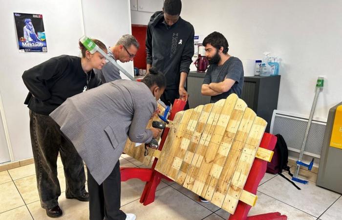 a red bench built to fight against violence against women