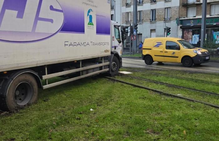 a truck stuck on the tram tracks in Courbevoie, traffic severely disrupted this Tuesday