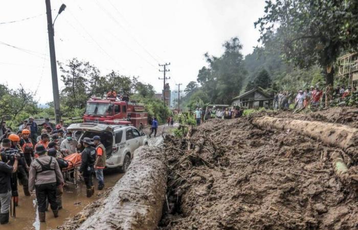 floods in Sumatra leave at least 20 dead and two missing