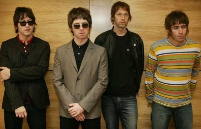 Oasis gets turned on by Sex Pistols bassist