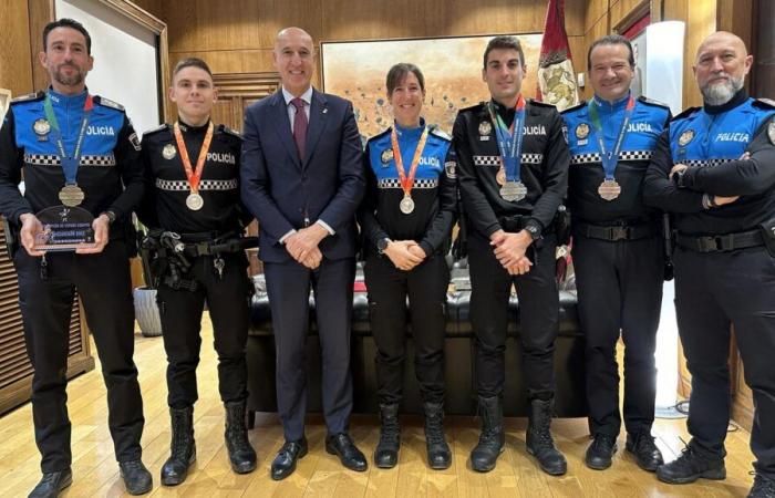 The Local Police of León bathes in medals on the bike