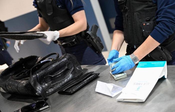 United States: Arrested at airport wearing meth-soaked pajamas