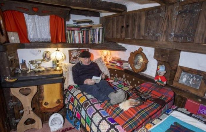 An inventive 90-year-old lumberjack has built his own house where he lives completely independently, far from modern conveniences