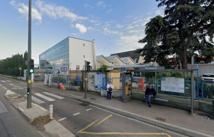 Near Lyon. A teenager is hit in the face with a box cutter at a TCL bus stop