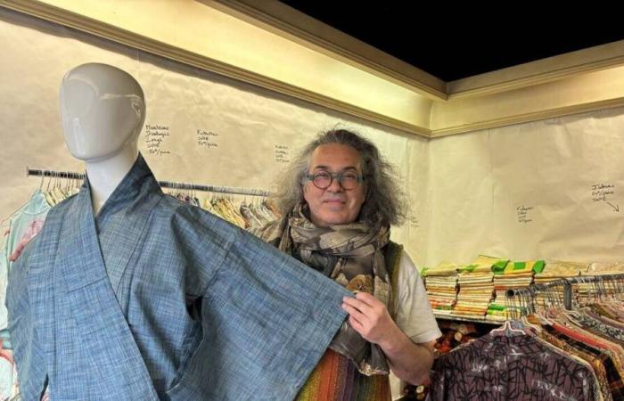 In Sablé-sur-Sarthe, he reopens his Japanese clothing store for the holidays