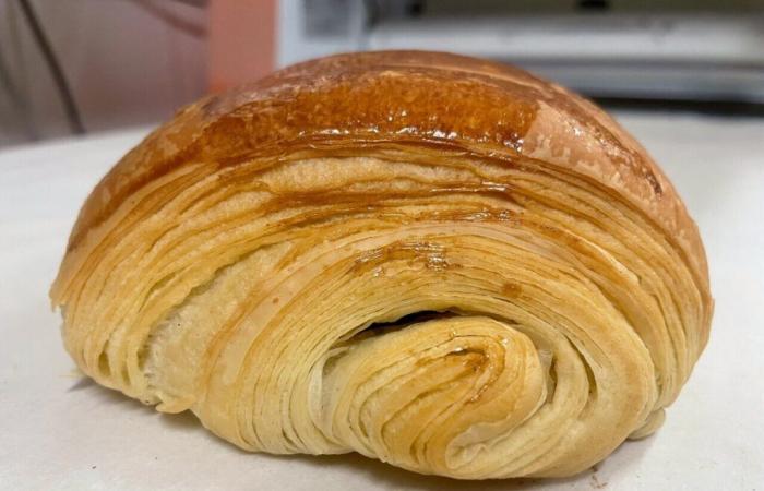 In this town in Finistère, he robs a bakery but leaves… with a pain au chocolat