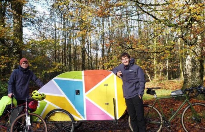 Originally from Mayenne, these young people will travel across Europe with a mini-caravan towed by bike