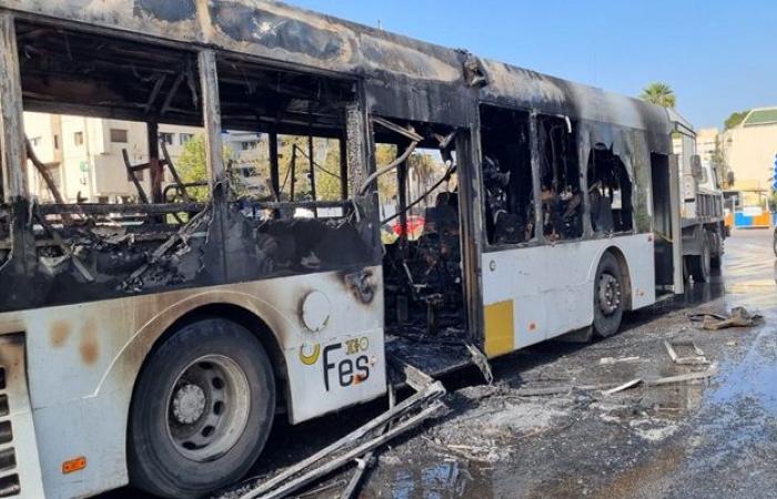 Fez: Yet another bus fire a few meters from the Royal Palace