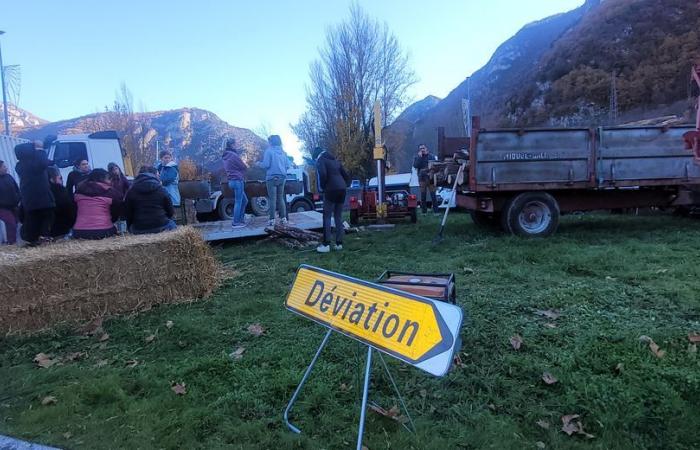 Anger of the farmers: with the peasants mobilized on the Sabart roundabout in Tarascon-sur-Ariège, “this is the nice step, it risks going up”