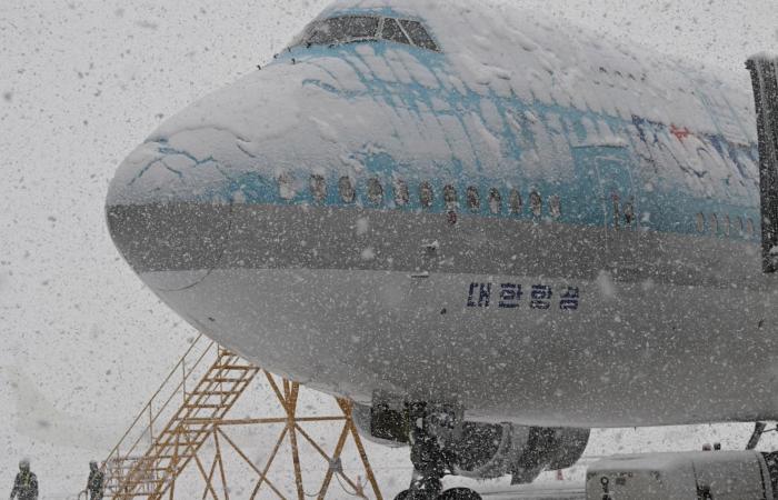 images of record snowfall in Seoul for the month of November