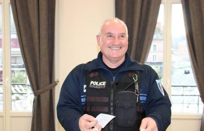 The municipal police officer of Vimoutiers, Didier Cauchois, retires