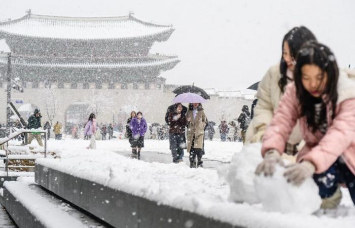 images of record snowfall in Seoul for the month of November