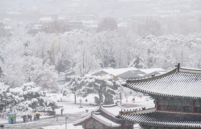 images of record snowfall in Seoul for the month of November