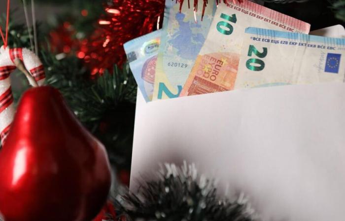 This year, the Christmas bonus will be paid on December 17