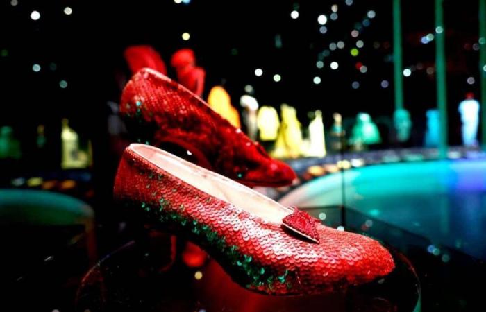 Stolen 20 years ago: the red shoes from the “Wizard of Oz” put up for auction