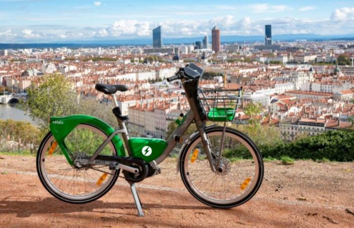 the new electric Vélo’v (green) will be deployed in a single night