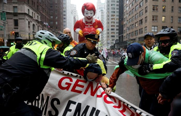 Pro-Palestinian protesters arrested for interrupting Thanksgiving parade