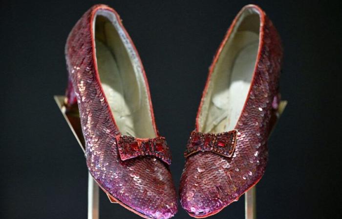 From Tupperware to a record price: the incredible story of Dorothy’s shoes in “The Wizard of Oz”