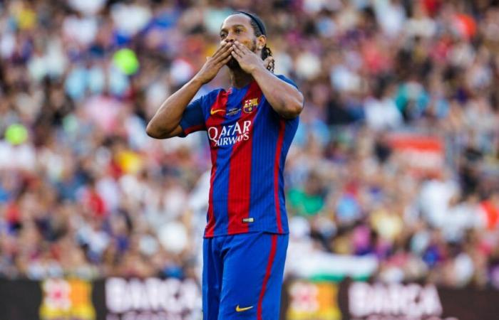 Ronaldinho's magnificent free kick during a Barça-Real gala match