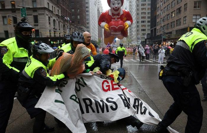 Anti-Israel protesters try to block Macy’s Thanksgiving Day Parade route