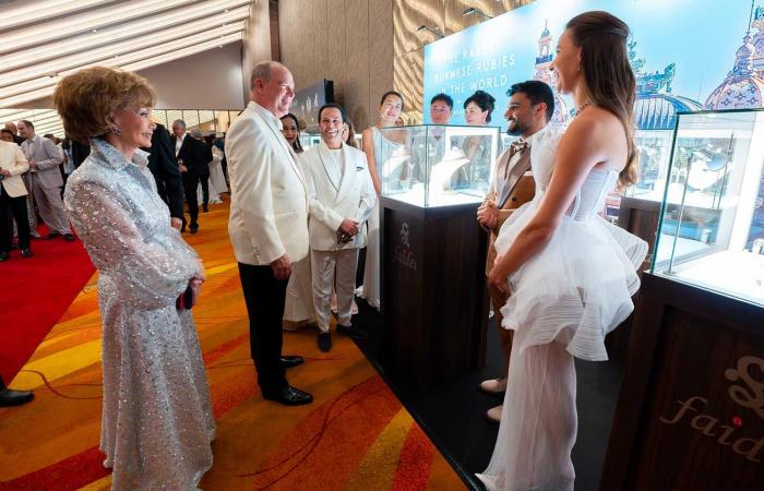 Prince Albert II's frozen ball in Singapore