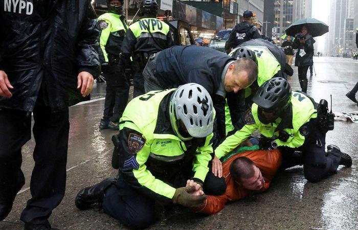 Anti-Israel protesters try to block Macy’s Thanksgiving Day Parade route