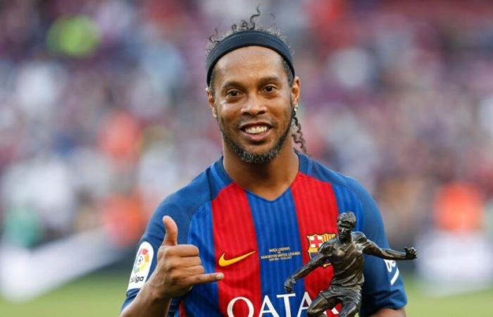 WATCH: Ronaldinho scores trademark free-kick for Barcelona in Legends Clasico