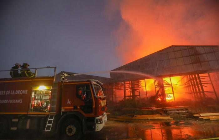 Two industrial buildings destroyed by fire in Drôme