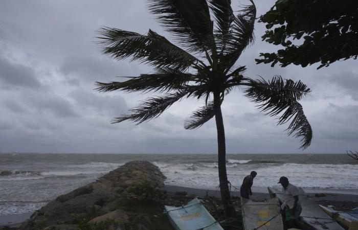 Storm leaves 12 dead and more than 300,000 affected in Sri Lanka