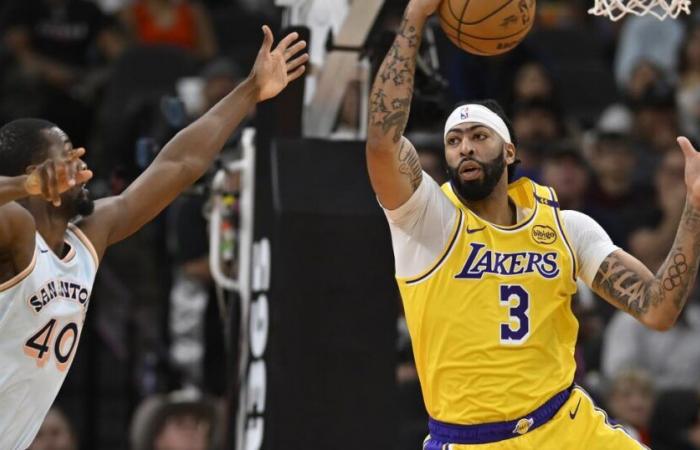 Lakers’ lineup changes pay off with a convincing win over the Spurs