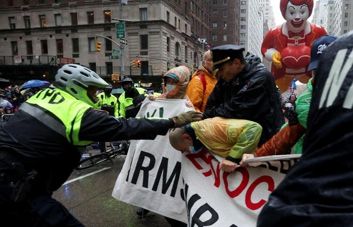 Anti-Israel protesters try to block Macy’s Thanksgiving Day Parade route