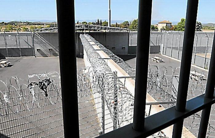 He says he is threatened with death, refuses to change buildings and attacks four guards at Béziers prison