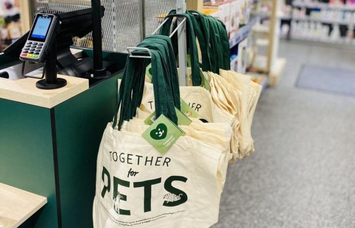 Maxi Zoo sells solidarity shopping bags for the benefit of animal rights associations