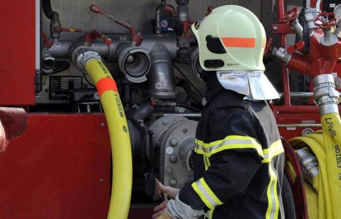 A truck catches fire, the flames spread to the nearby restaurant near Fougères