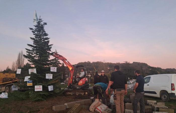 JA and FDSEA decorate the Camélat roundabout… in their own way