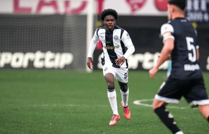 FC Zurich launches Perfect Coulibaly (15 years old)