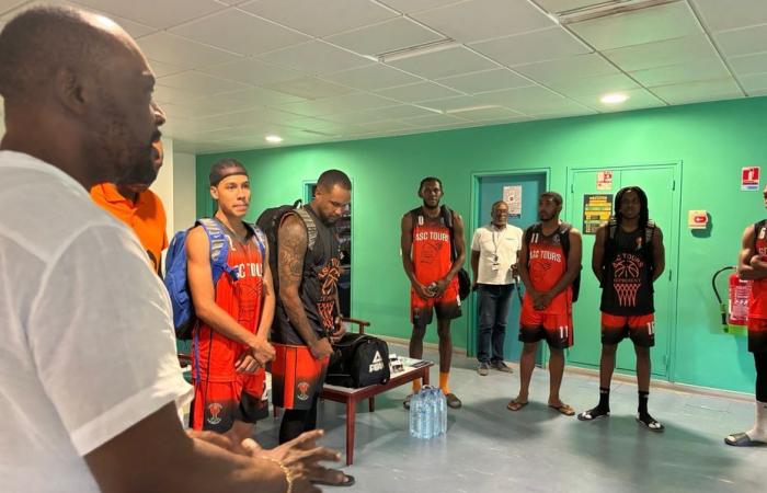 A basketball match between inmates and ASC Tour players, at the Rémire-Montjoly penitentiary center