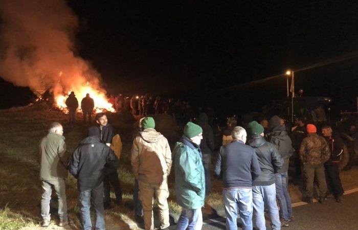 Anger of farmers in Ariège: fiery roundabout, filter dams… “if nothing changes, a regional mobilization is planned for December 12”