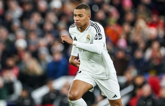 Kylian Mbappé lands in Madrid with an injury!