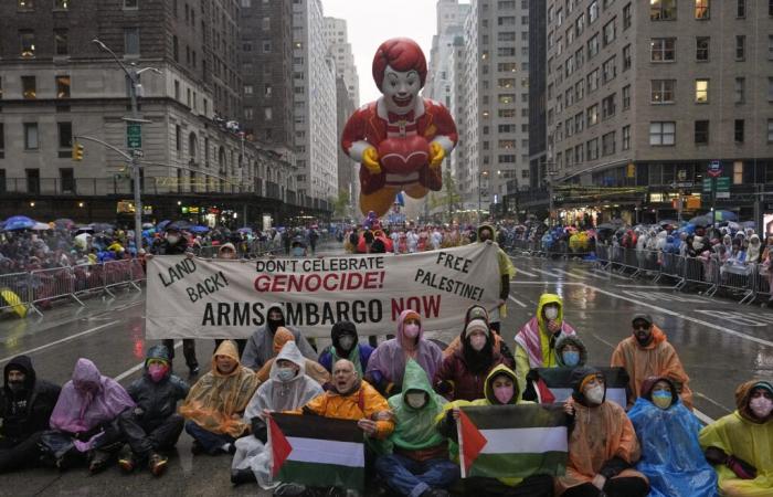 Anti-Israel protesters arrested at New York Thanksgiving parade