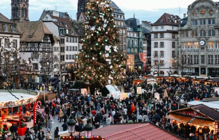 the Strasbourg Christmas market attracts its first visitors