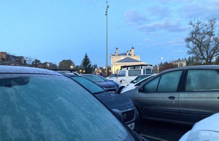 Enlarged, is the parking lot at this Orne station really occupied by users?