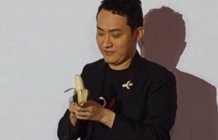 VIDEO. “An additional absurdity”: he eats the taped banana bought for 6 million euros, and wants to buy 100,000 bananas from the first seller