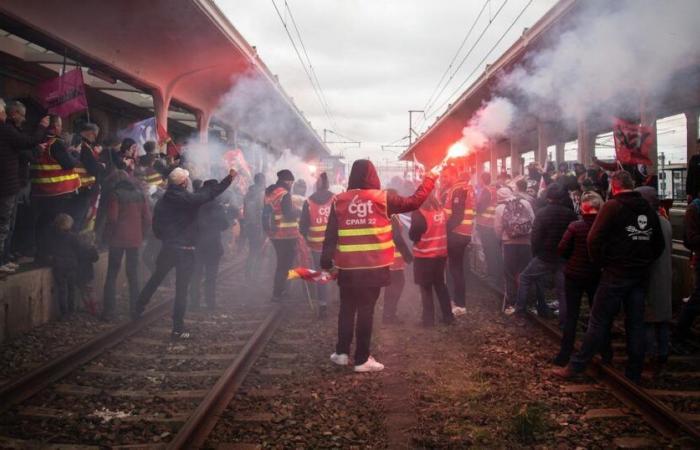 Strikes, free travel, early retirement… What railway workers’ privileges really cost us