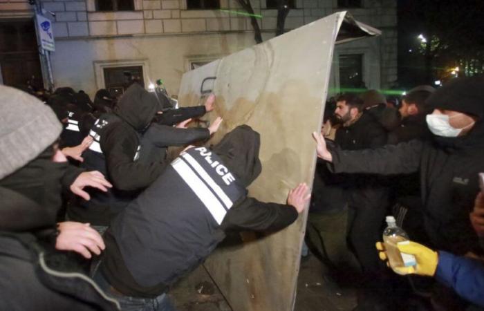 Thousands of Georgians demonstrate against suspension of EU candidacy