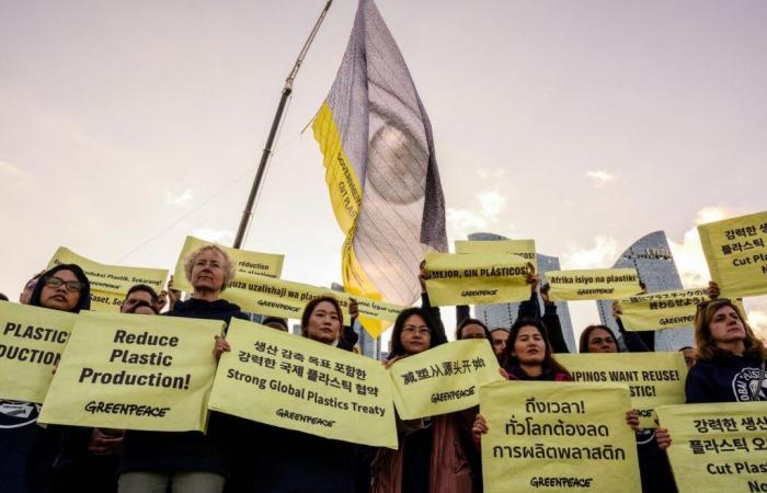 Plastic treaty: Greenpeace activists board petrochemical ship