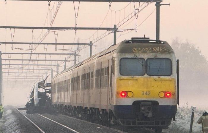 Train rams Lijnbus that got stuck on the tracks: “Twenty children on board, the driver has avoided a disaster”