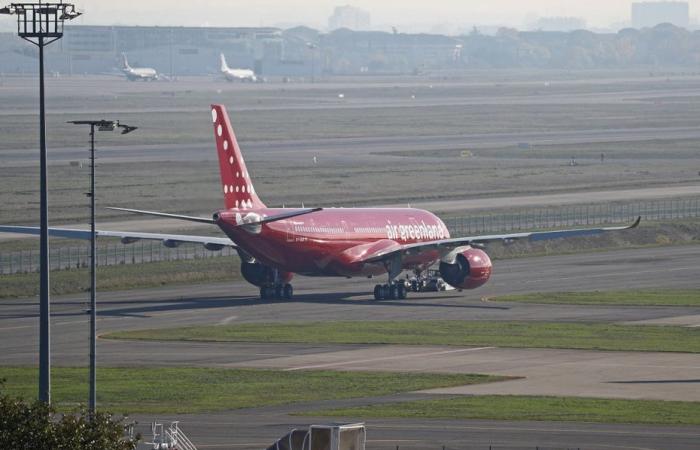 An Airbus A330 opens a new air route for Greenland tourism despite the consequences of global warming