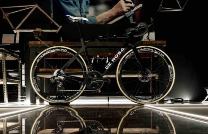 Presentation of the 2025 bike (De Rosa Settanta SuperBlack)