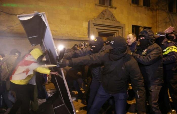 Tear gas, water cannons: in Georgia, police try to disperse pro-EU demonstrators